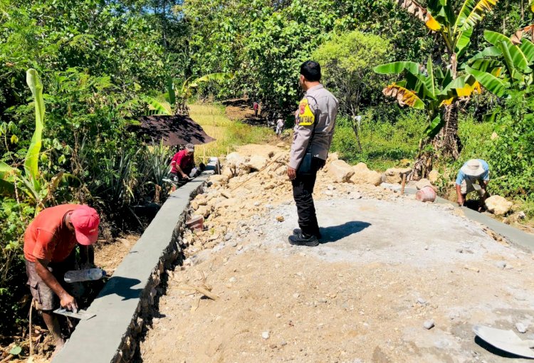 Kawal Transparansi Anggaran, AIPDA Yulius Pantau Proyek Jalan Tani Ongko Leba