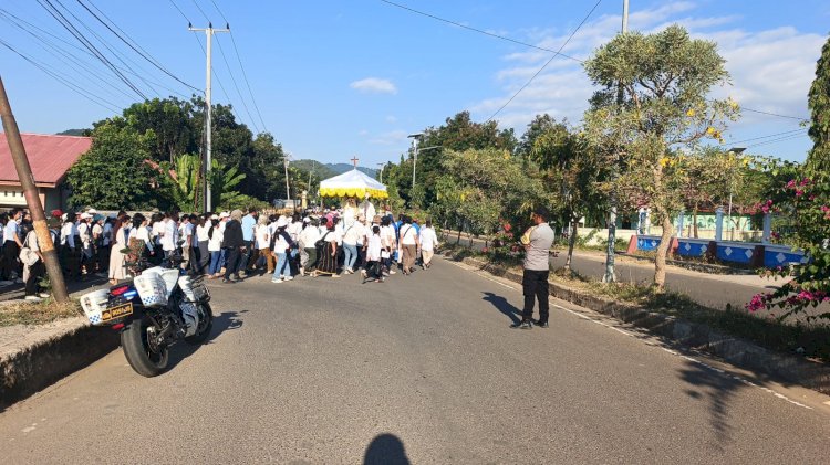 Melayani dengan Hati, Polres Mabar Pastikan Ribuan Umat Khidmat Jalani Prosesi Sakramen Mahakudus