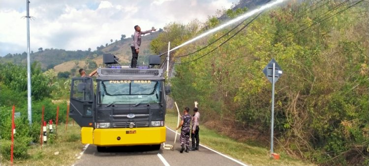 Sinergi TNI-POLRI dan Damkar Jinakkan Kebakaran Savana Bukit Silvia Labuan Bajo