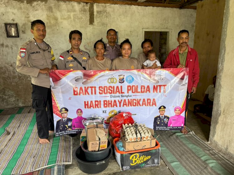 Menembus Jalan Rusak Pelosok NTT, Polsek Kuwus Salurkan Bantuan bagi Lansia Korban Kebakaran