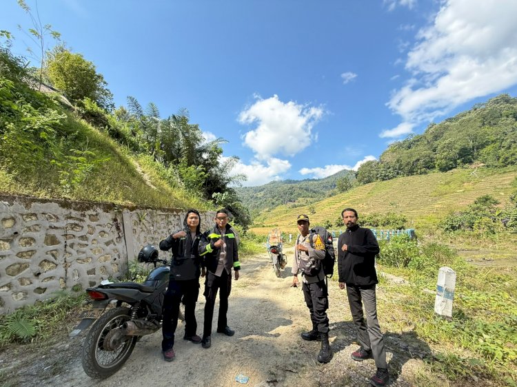 Menembus Jalan Rusak Pelosok NTT, Polsek Kuwus Salurkan Bantuan bagi Lansia Korban Kebakaran