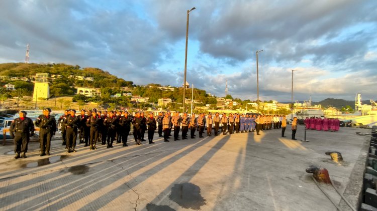 Sambut Hari Bhayangkara ke-80, Polres Manggarai Barat Larung Karangan Bunga di Laut Labuan Bajo