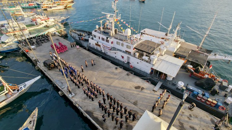 Sambut Hari Bhayangkara ke-80, Polres Manggarai Barat Larung Karangan Bunga di Laut Labuan Bajo