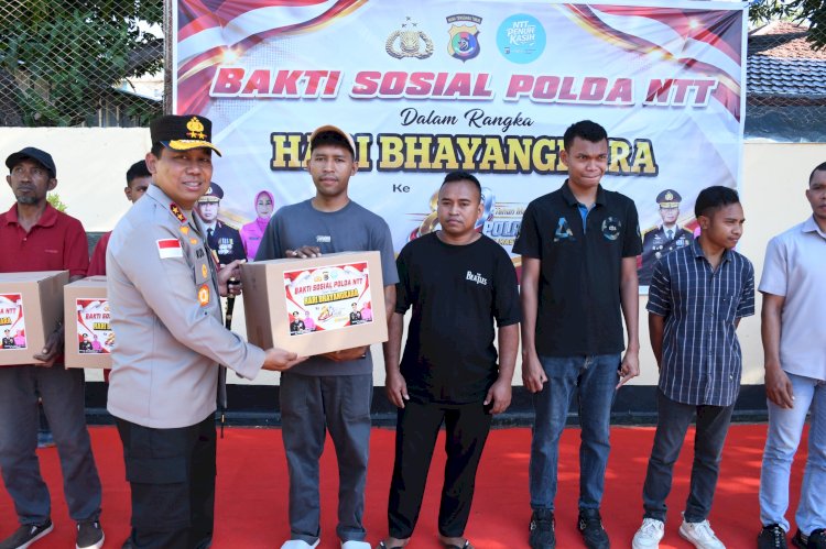 Kapolda NTT Bagikan 100 Paket Sembako, Wujud Kepedulian Polri kepada Masyarakat di HUT Bhayangkara ke 80