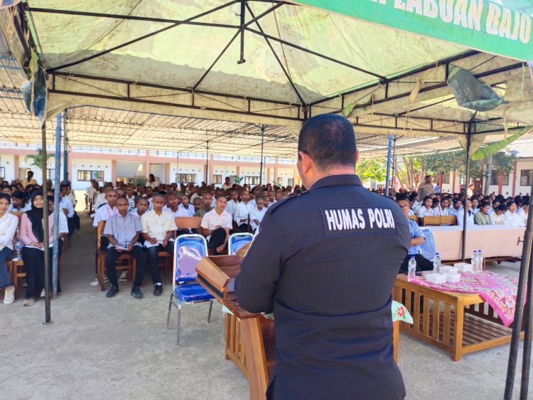 Dekati Pelajar Baru, Humas Polres Mabar Beri Pembekalan Hukum dan Moral di MPLS SMK Stella Maris