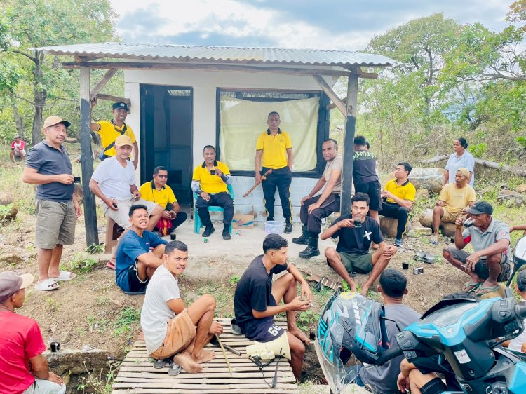 Hadir di Tengah Warga, Personel Polsek Lembor Gotong Royong Bersihkan Jalur Vital Wae Mose–Kakor
