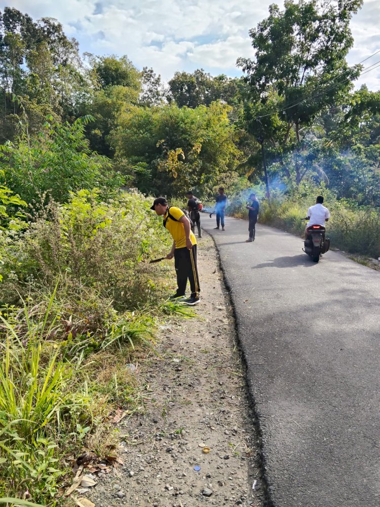 Hadir di Tengah Warga, Personel Polsek Lembor Gotong Royong Bersihkan Jalur Vital Wae Mose–Kakor