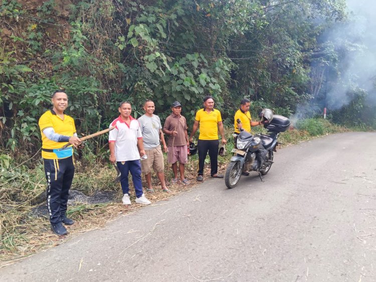 Hadir di Tengah Warga, Personel Polsek Lembor Gotong Royong Bersihkan Jalur Vital Wae Mose–Kakor