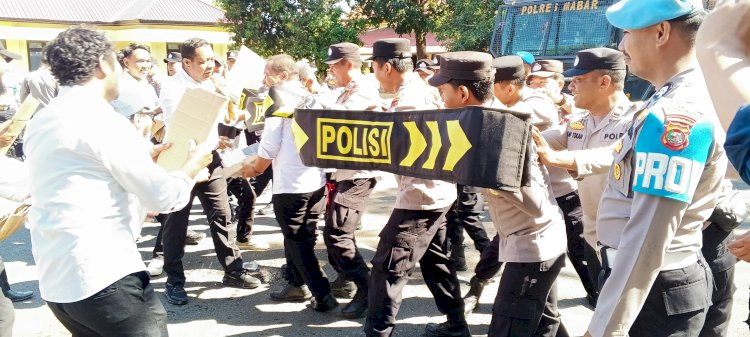 Jaga Stabilitas Kamtibmas Labuan Bajo, Kapolres Mabar Pimpin Langsung Simulasi Penanganan Unjuk Rasa