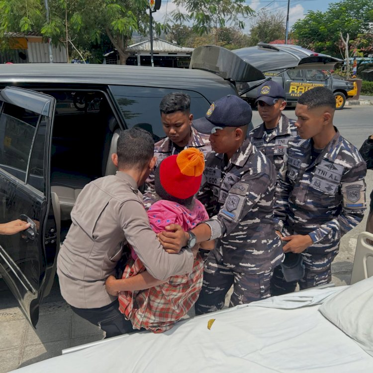 Pasca-Gempa M 7,7 Flores: TNI-Polri dan Tim Medis Evakuasi Puluhan Pasien di Labuan Bajo