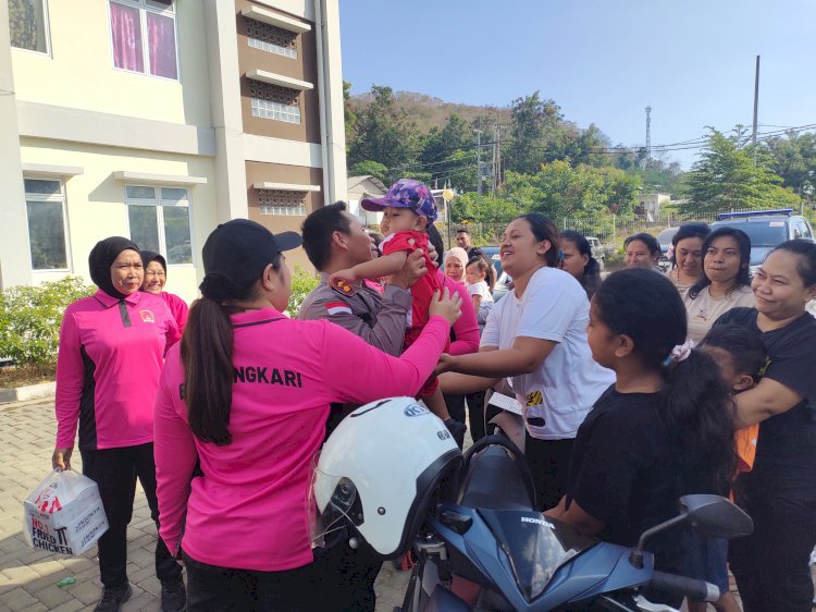 Jaga Moril dan Keselamatan Keluarga Bhayangkara, Kapolres Manggarai Barat Serahkan Tali Asih Pasca-Gempa
