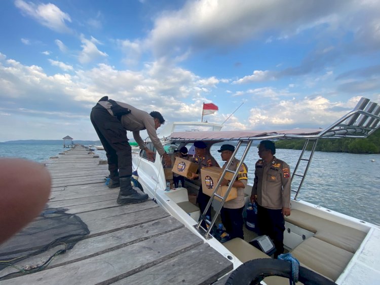 Instruksi Kapolda NTT, Polres Mabar Menembus Gelombang Salurkan Bantuan Gempa ke Pulau Longos