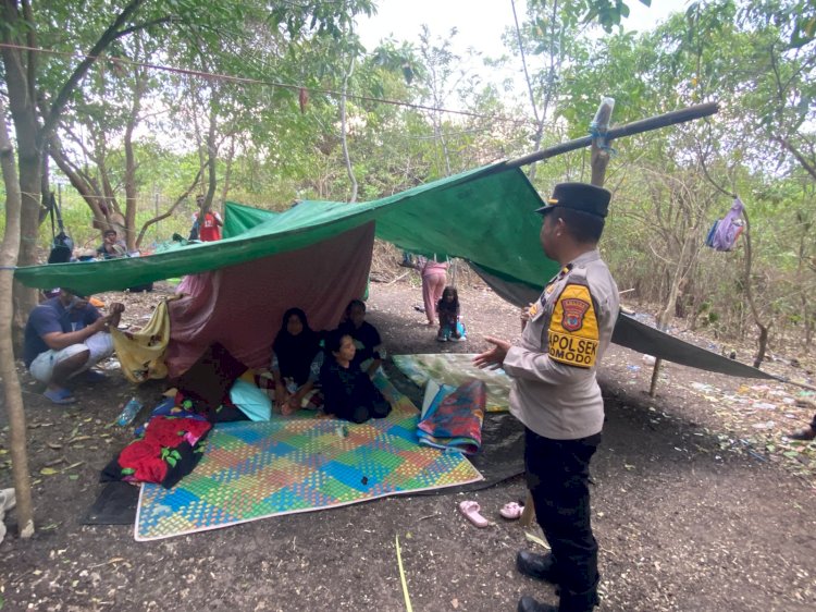 Instruksi Kapolda NTT, Polres Mabar Menembus Gelombang Salurkan Bantuan Gempa ke Pulau Longos