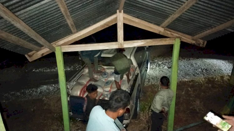 Menembus Kegelapan Malam, Waka Polres Mabar Kawal Penyaluran Logistik Gempa ke Macang Pacar