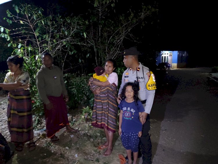Polri Peduli Korban Gempa Flores: Kapolsek Lembor Tembus Malam Salurkan Bantuan Sembako