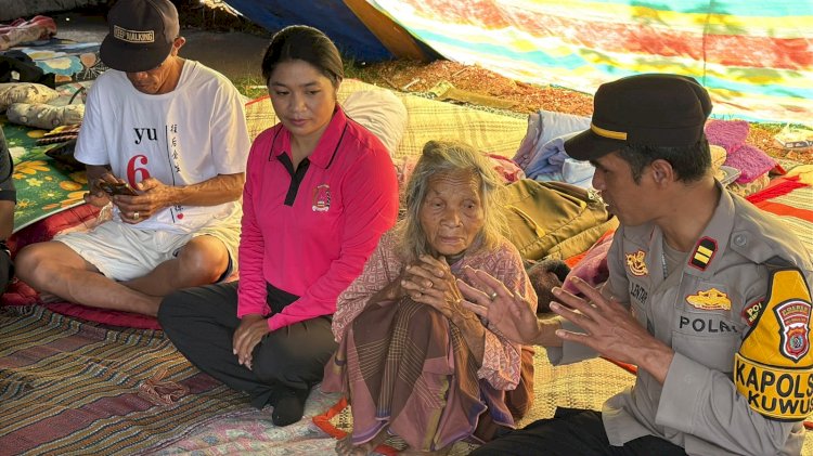 Hadir Menyapa Pengungsi Gempa Flores, Kapolsek Kuwus Beri Pasokan Logistik di Kampung Dahang