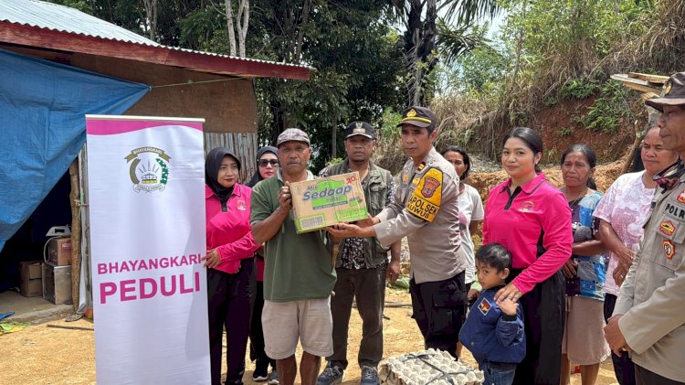 Hadir Menyapa Pengungsi Gempa Flores, Kapolsek Kuwus Beri Pasokan Logistik di Kampung Dahang