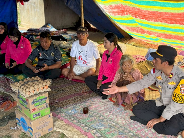 Hadir Menyapa Pengungsi Gempa Flores, Kapolsek Kuwus Beri Pasokan Logistik di Kampung Dahang