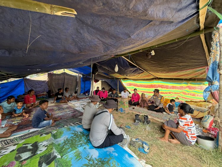 Hadir Menyapa Pengungsi Gempa Flores, Kapolsek Kuwus Beri Pasokan Logistik di Kampung Dahang