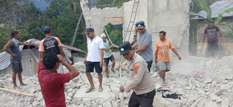 Menyapu Puing di Teong Toda: Sinergi Kepolisian dan Warga Golo Ndaring Pasca-Gempa M 7,7 Laut Flores