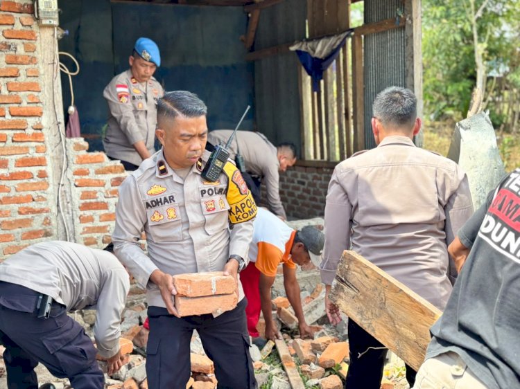 Respons Cepat Gempa M 7,7: Polres Mabar Bawa Bantuan Semen, Pasir, dan Sembako Langsung ke Rumah Penyintas