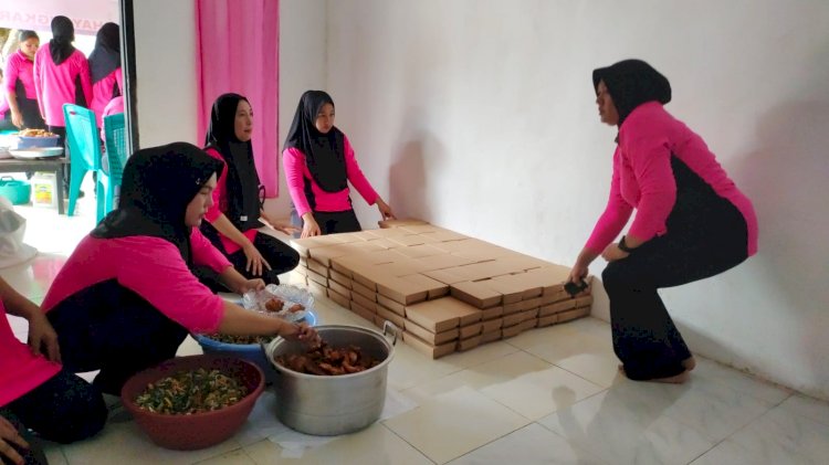 Kehangatan di Tengah Duka Gempa: Dapur Umum Polsek Komodo Tembus Pelosok Desa Sepang