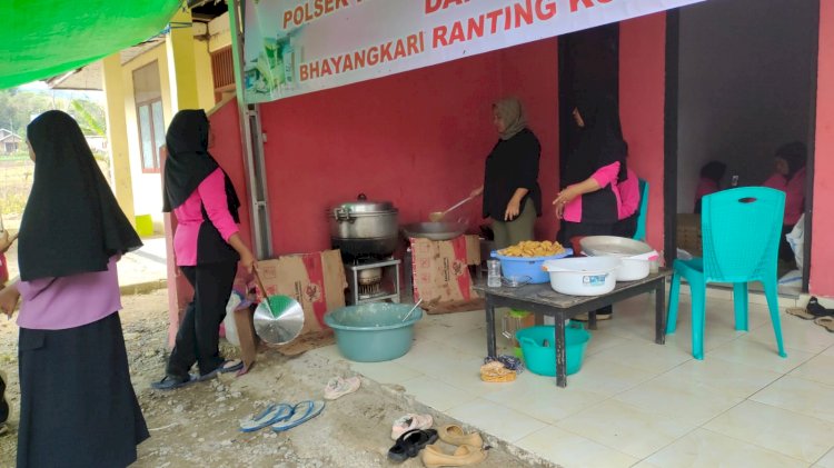 Kehangatan di Tengah Duka Gempa: Dapur Umum Polsek Komodo Tembus Pelosok Desa Sepang