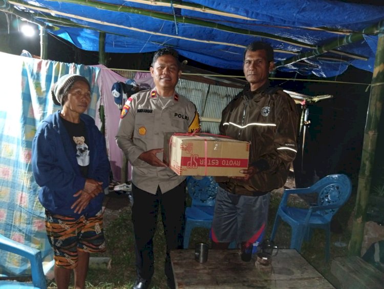 Hadir Menyapa Warga Terdampak Gempa, Polsek Sano Nggoang Antar Bantuan Sembako Langsung ke Rumah