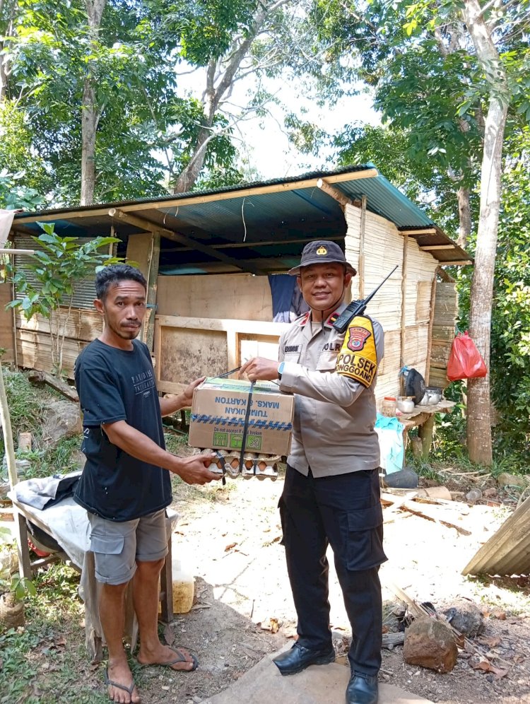 Hadir Menyapa Warga Terdampak Gempa, Polsek Sano Nggoang Antar Bantuan Sembako Langsung ke Rumah