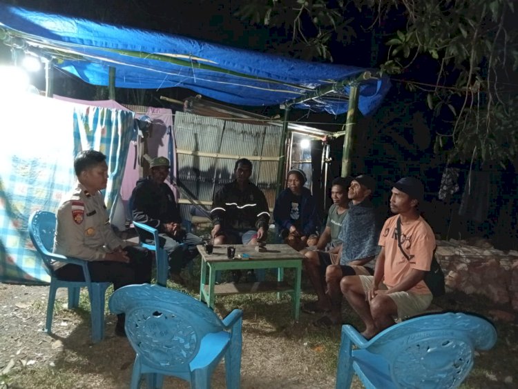 Hadir Menyapa Warga Terdampak Gempa, Polsek Sano Nggoang Antar Bantuan Sembako Langsung ke Rumah