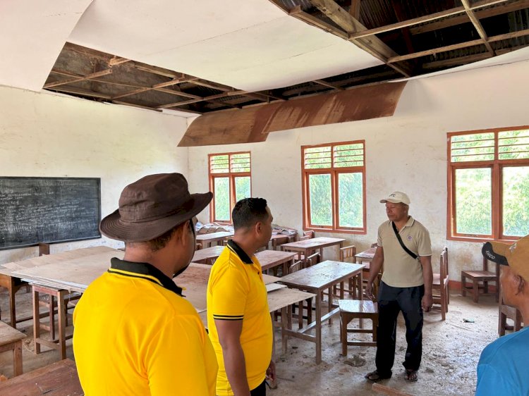 Pasca-Gempa Flores, Personel Polsek Lembor Gotong Royong Bersihkan Puing SDN Ledang