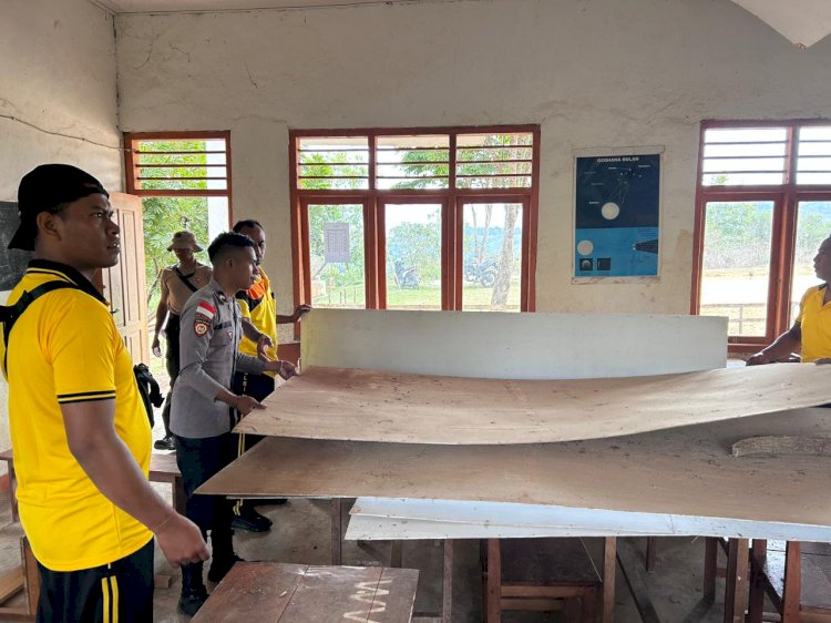 Pasca-Gempa Flores, Personel Polsek Lembor Gotong Royong Bersihkan Puing SDN Ledang