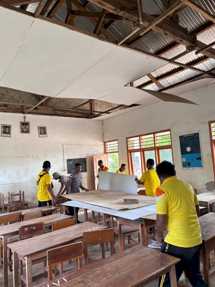 Pasca-Gempa Flores, Personel Polsek Lembor Gotong Royong Bersihkan Puing SDN Ledang