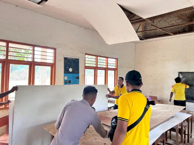 Pasca-Gempa Flores, Personel Polsek Lembor Gotong Royong Bersihkan Puing SDN Ledang