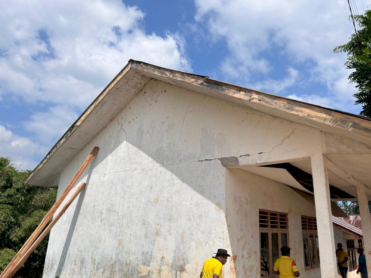 Pasca-Gempa Flores, Personel Polsek Lembor Gotong Royong Bersihkan Puing SDN Ledang