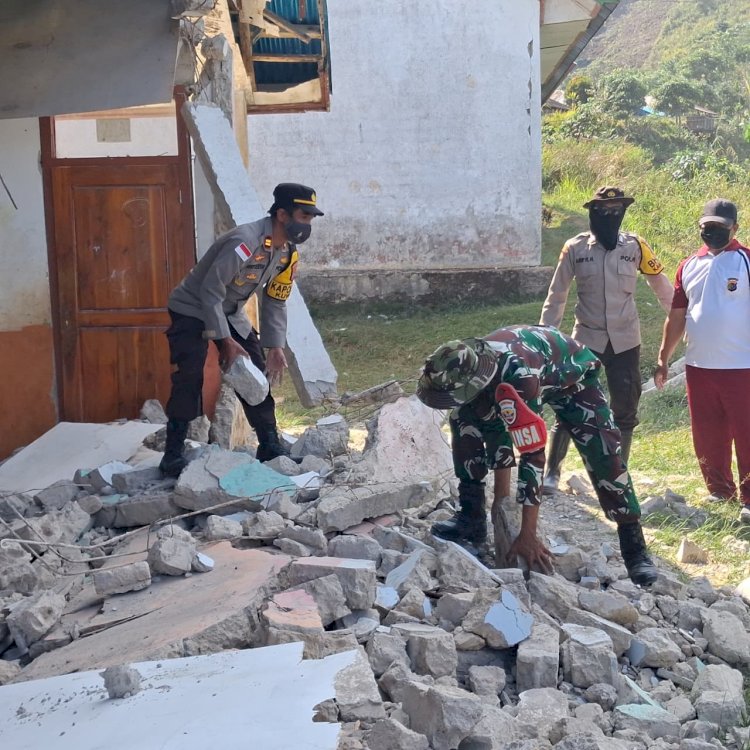 ‎Pasca-Gempa Flores, TNI-POLRI di Manggarai Barat Bersihkan Reruntuhan SDN Golo Lewe