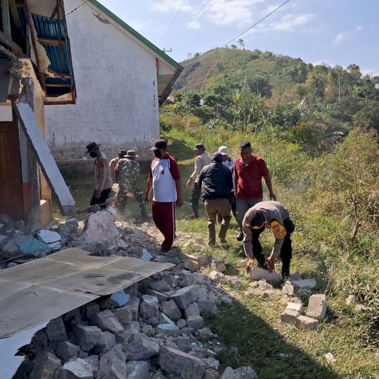 ‎Pasca-Gempa Flores, TNI-POLRI di Manggarai Barat Bersihkan Reruntuhan SDN Golo Lewe