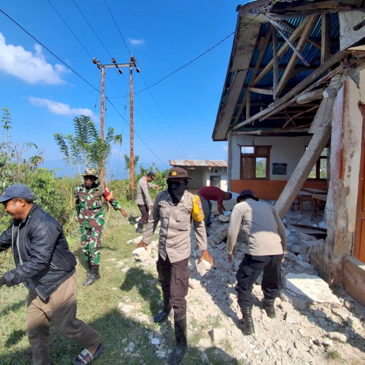 ‎Pasca-Gempa Flores, TNI-POLRI di Manggarai Barat Bersihkan Reruntuhan SDN Golo Lewe
