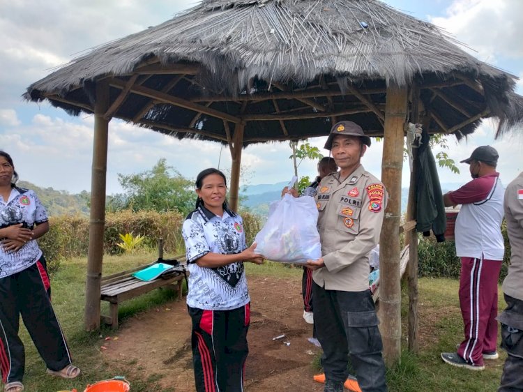 ‎Pasca-Gempa Flores, TNI-POLRI di Manggarai Barat Bersihkan Reruntuhan SDN Golo Lewe
