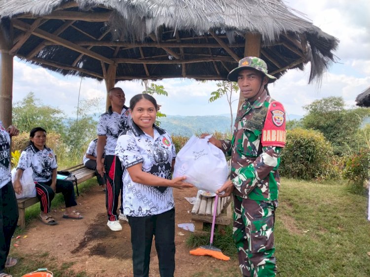 ‎Pasca-Gempa Flores, TNI-POLRI di Manggarai Barat Bersihkan Reruntuhan SDN Golo Lewe