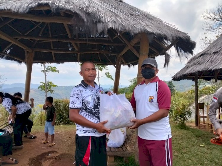 ‎Pasca-Gempa Flores, TNI-POLRI di Manggarai Barat Bersihkan Reruntuhan SDN Golo Lewe
