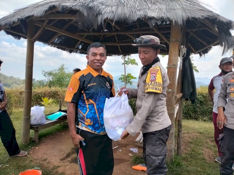 ‎Pasca-Gempa Flores, TNI-POLRI di Manggarai Barat Bersihkan Reruntuhan SDN Golo Lewe