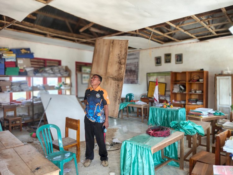 ‎Pasca-Gempa Flores, TNI-POLRI di Manggarai Barat Bersihkan Reruntuhan SDN Golo Lewe