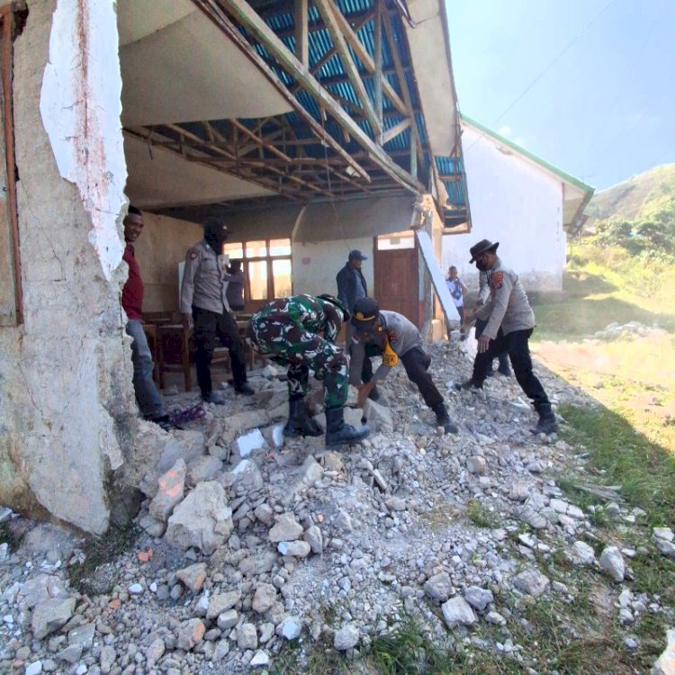 ‎Pasca-Gempa Flores, TNI-POLRI di Manggarai Barat Bersihkan Reruntuhan SDN Golo Lewe