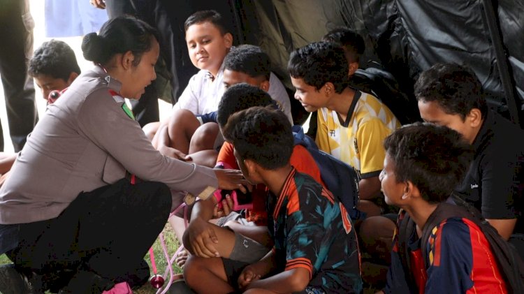 Kembalikan Ceria Pasca-Gempa, Polri Gelar Layanan Trauma Healing Bagi Penghuni Asrama di Labuan Bajo