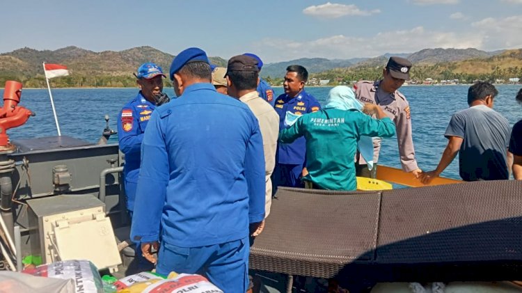 Tembus Gelombang Perairan Flores, Polres Mabar dan Ditpolairud Salurkan 2,5 Ton Logistik Bagi Korban Gempa
