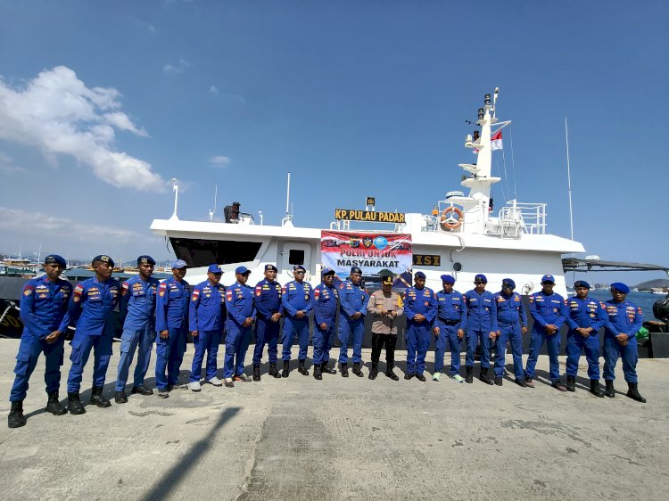 Tembus Gelombang Perairan Flores, Polres Mabar dan Ditpolairud Salurkan 2,5 Ton Logistik Bagi Korban Gempa