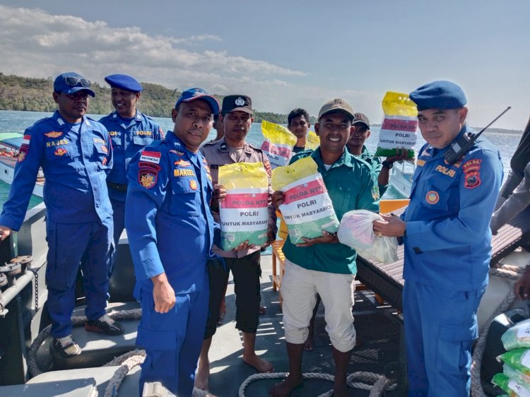Tembus Gelombang Perairan Flores, Polres Mabar dan Ditpolairud Salurkan 2,5 Ton Logistik Bagi Korban Gempa