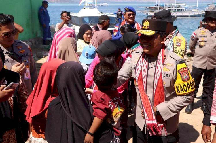 Tembus Lautan Demi Senyum Anak Pesisir! Kapolda NTT Bangun Kembali Sekolah Terdampak Gempa di Pulau Kukusan