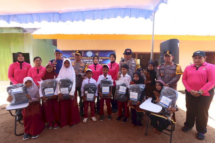 Tembus Lautan Demi Senyum Anak Pesisir! Kapolda NTT Bangun Kembali Sekolah Terdampak Gempa di Pulau Kukusan